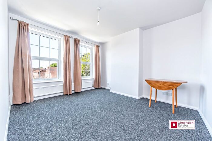2 Bedroom Flat To Rent In Cockfosters Road, Barnet, Hertfordshire, EN4