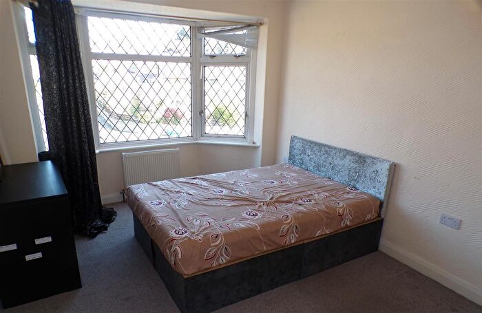 3 Bedroom Semi-Detached House To Rent In Kirkstall Hill, Leeds, LS4