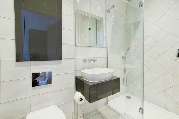 3 Bedroom End Of Terrace House For Sale In Quarry Park, Idle, Bradford, BD10