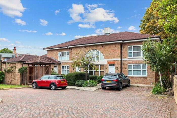 3 Bedroom End Of Terrace House To Rent In Putney Hill, London, SW15