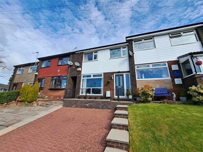 3 Bedroom Town House For Sale In Link Road, Springhead, Oldham, OL4