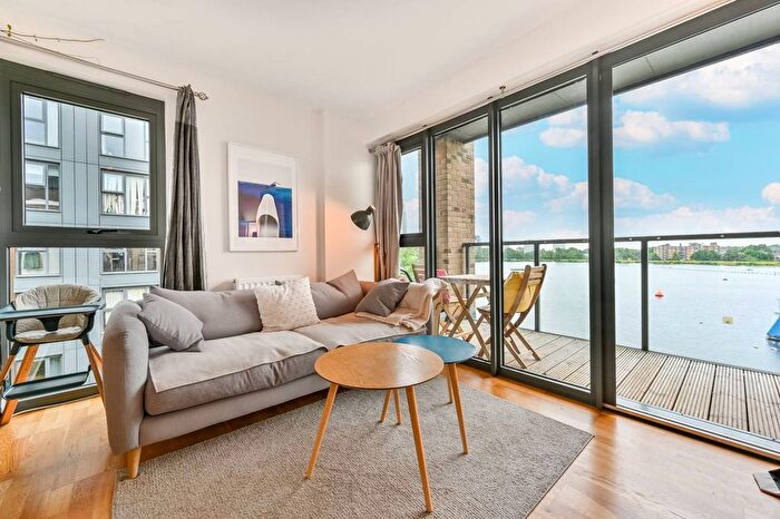 2 Bedroom Flat To Rent In Green Lanes, Stoke Newington, London, N4