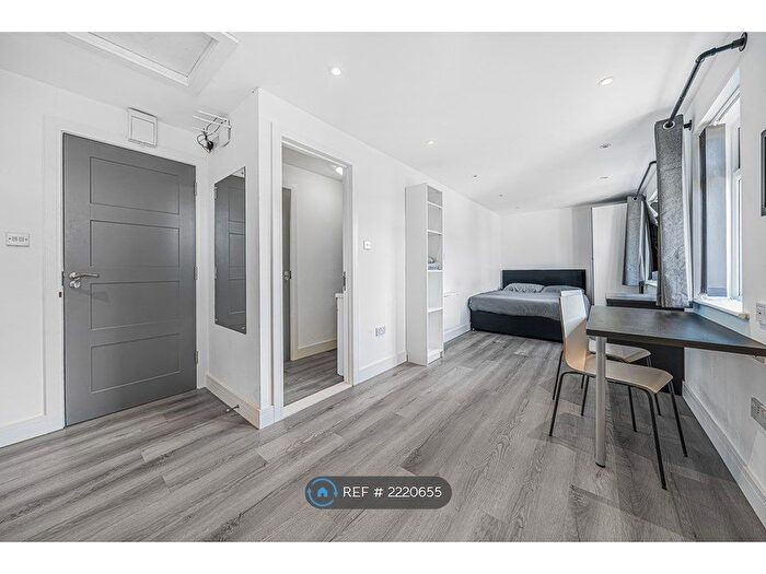 Studio To Rent In Camberwell, London, SE5