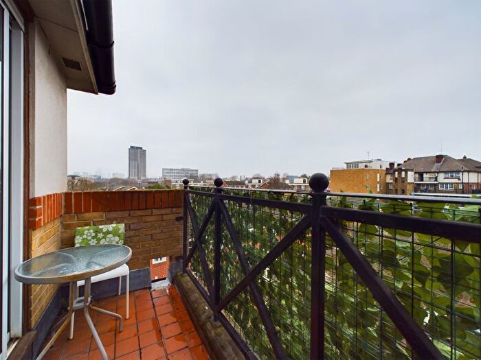 2 Bedroom Flat To Rent In Stoneyard Lane, London, E14