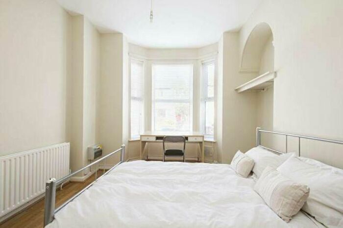 3 Bedroom Flat To Rent In Portland Road, Nottingham, Nottinghamshire, NG7