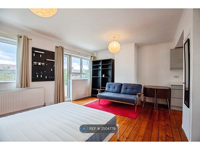 Studio To Rent In Holdernesse Road, London, SW17