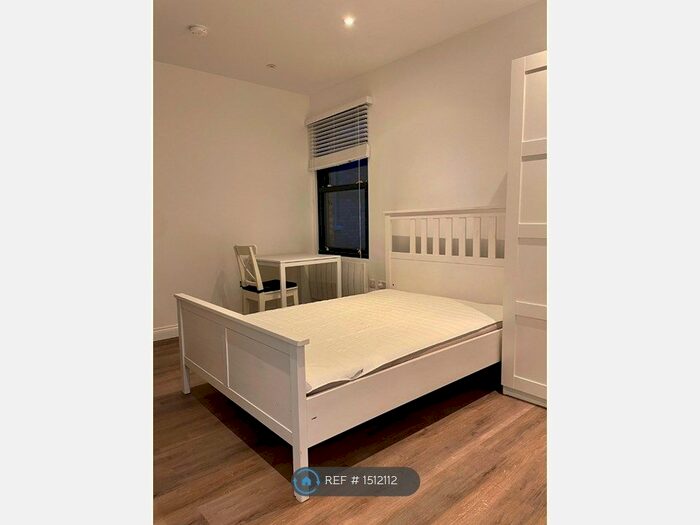 Studio To Rent In Friern Park, London, N12