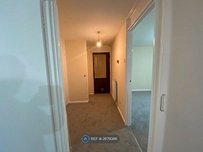 2 Bedroom Flat To Rent In Tenby Close, Cambridge, CB1