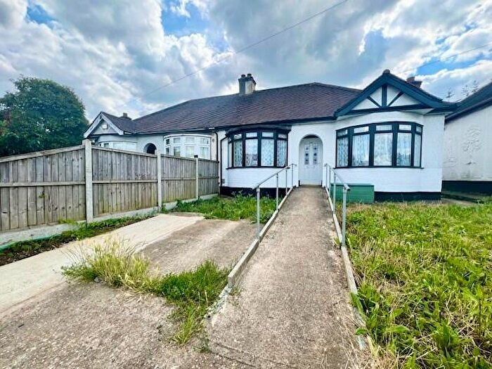 4 Bedroom Bungalow To Rent In Southend Arterial Road, RM11