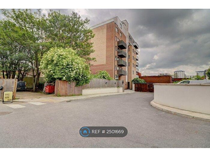 2 Bedroom Flat To Rent In High Street, Hounslow, TW3