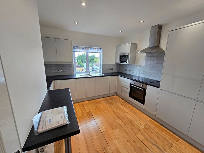 3 Bedroom Flat To Rent In High Road, Uxbridge, UB10