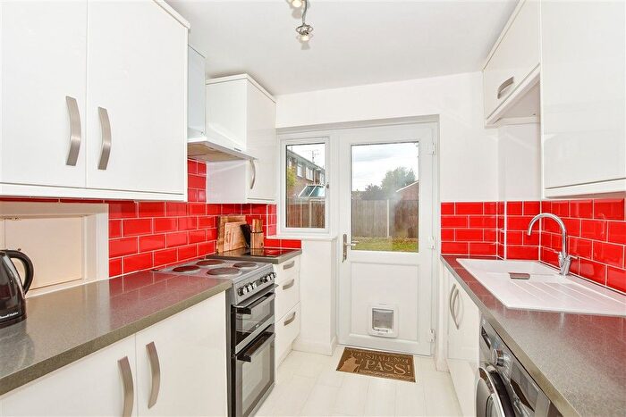 3 Bedroom Link Detached House For Sale In Moor Park Close, Rainham, Gillingham, Kent, ME8