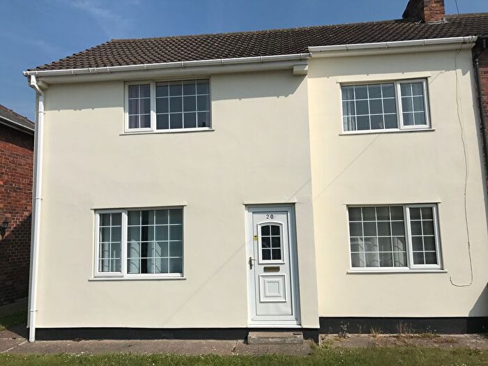 3 Bedroom Semi-Detached House To Rent In St Lawrence Road, Dunscroft, DN7