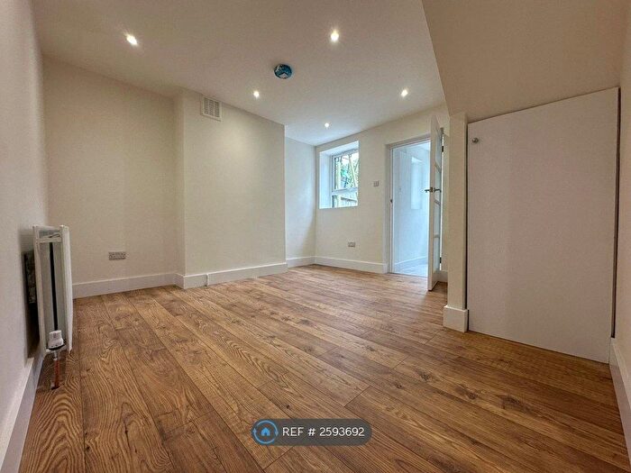 3 Bedroom Flat To Rent In Cressingham Road, London, SE13