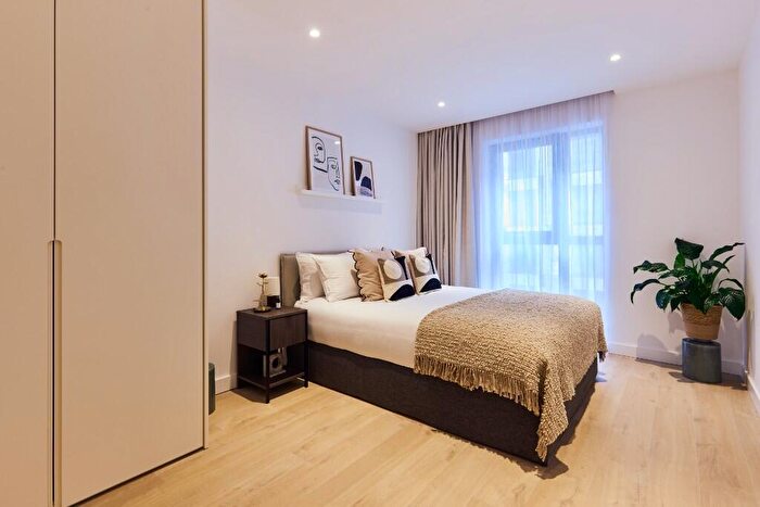 3 Bedroom Apartment To Rent In New Drum Street, Tower Hamlets, London, E1