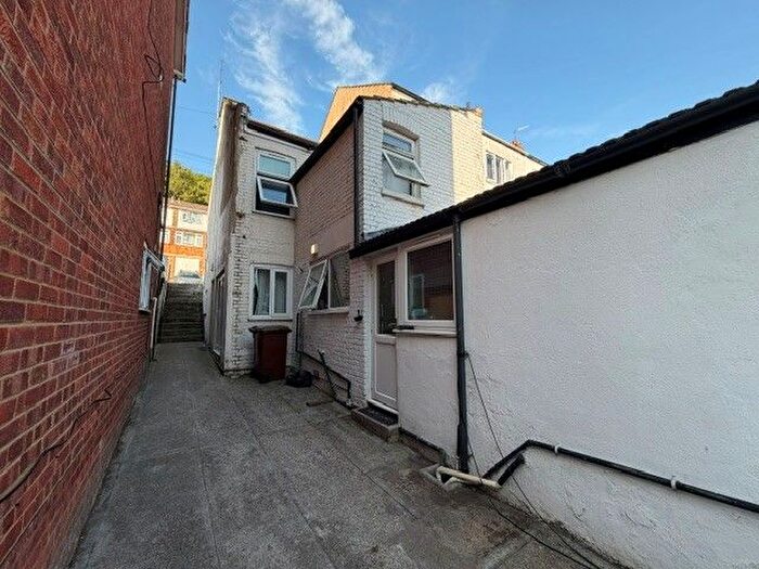 3 Bedroom Houseboat To Rent In Beacon Road, Chatham, ME5