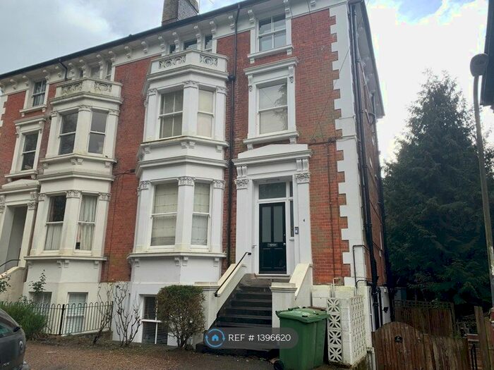 2 Bedroom Flat To Rent In Montacute Gardens, Royal Tunbridge Wells, TN4