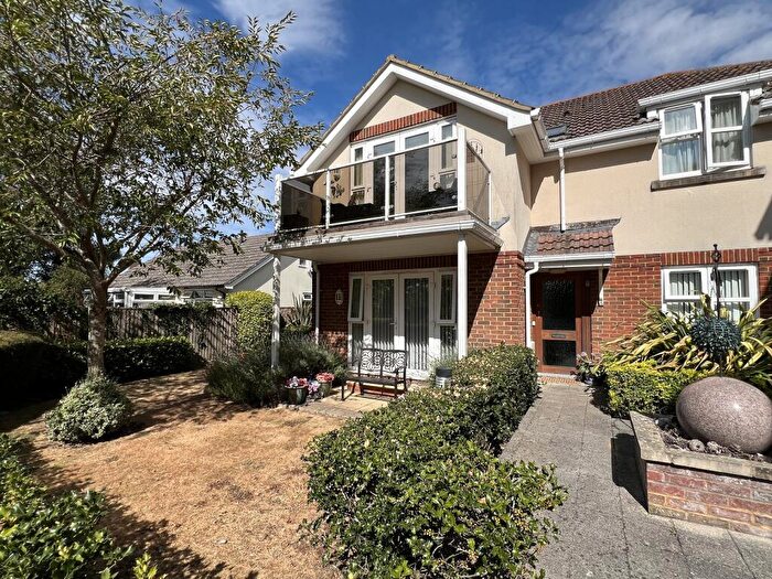 2 Bedroom Flat For Sale In Whitefield Road, New Milton, Hampshire., BH25