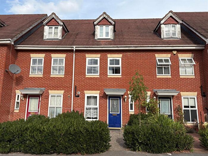 3 Bedroom Town House For Sale In Hurworth Avenue, Langley, SL3