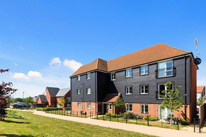 2 Bedroom Flat For Sale In Clay Vale, Faygate, RH12