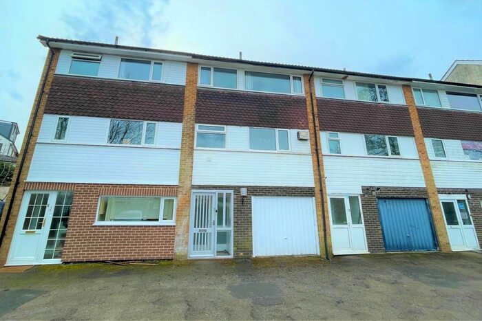 4 Bedroom Terraced House To Rent In West Park Gardens, Roundhay, Leeds, LS8