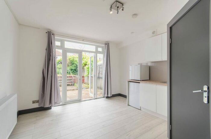 Studio To Rent In Dollis Hill Lane, Dollis Hill, London, NW2