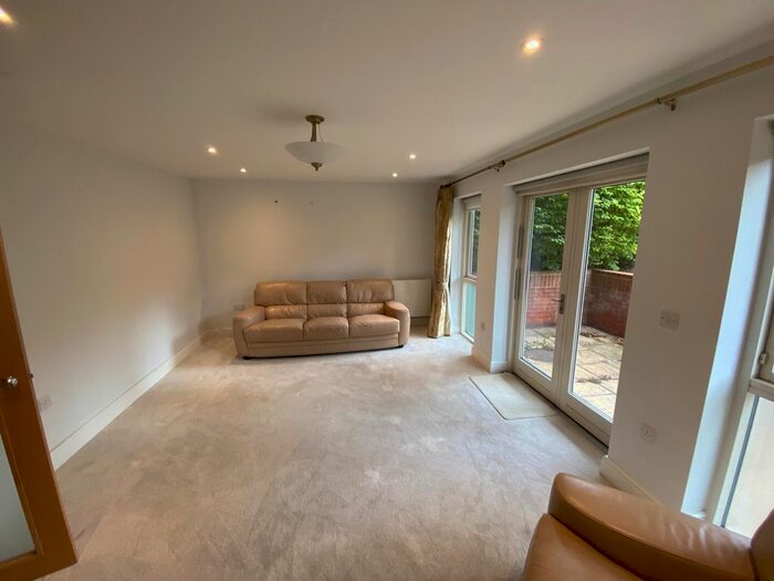 3 Bedroom Flat To Rent In Hendon Lane, London, N3