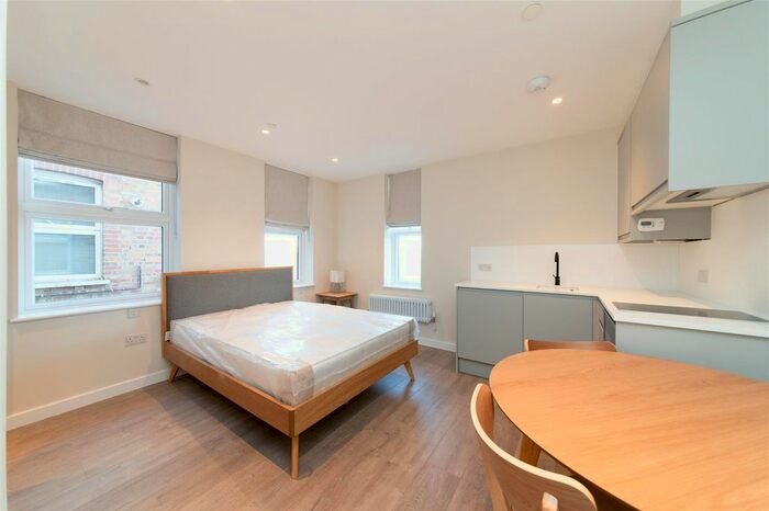 Studio To Rent In High Road, London, N12