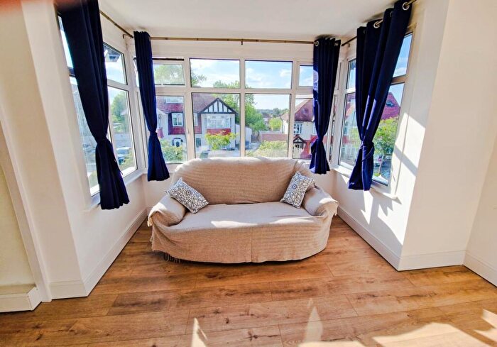 2 Bedroom Maisonette For Sale In Park Chase, Wembley, HA9