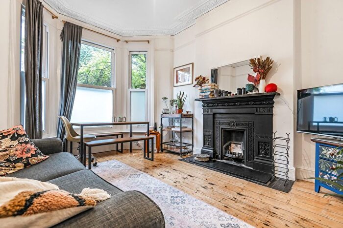 1 Bedroom Flat To Rent In Tregothnan Road, Clapham, London, SW9