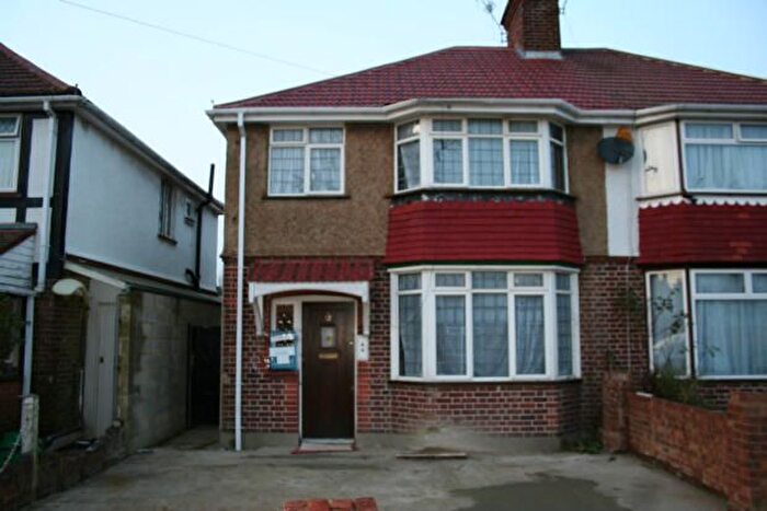 4 Bedroom Semi-Detached House To Rent In Wimborne Ave, Hayes, UB4