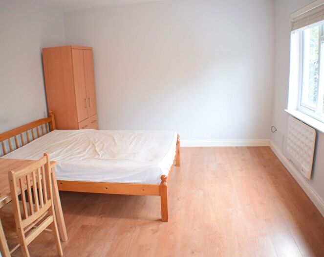 Studio To Rent In Brentmead Place, Golders Green, London, NW11