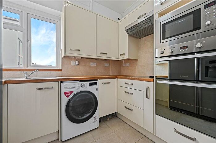 2 Bedroom Flat To Rent In Station Road, Gerrards Cross, Buckinghamshire, SL9