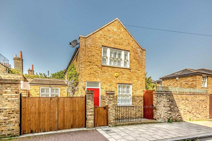 2 Bedroom Detached House To Rent In Hetherington Road, London, SW4