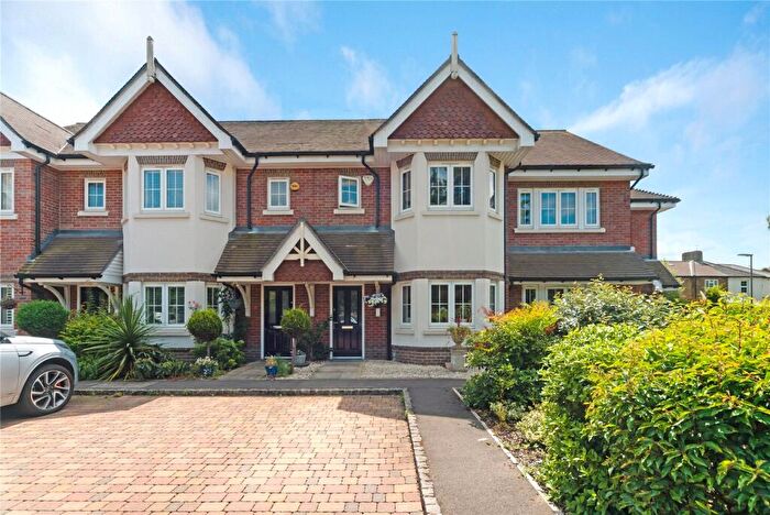 4 Bedroom End Of Terrace House For Sale In Trenchard Close, Hersham, Walton-on-Thames, Surrey, KT12