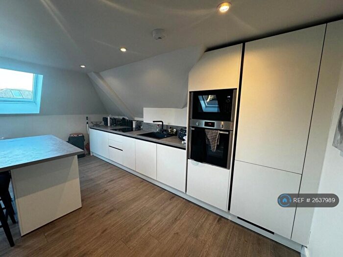 2 Bedroom Flat To Rent In Tolmers Gardens, Cuffley, EN6