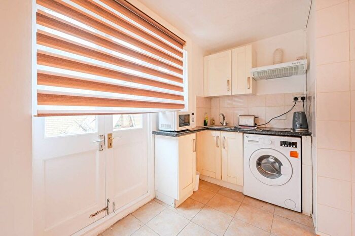 1 Bedroom Flat To Rent In Edmeston Close, Hackney, London, E9