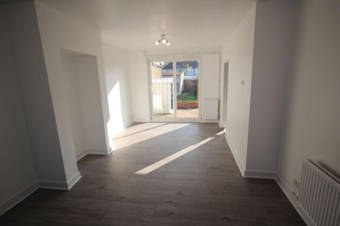 3 Bedroom Semi Detached House To Rent In Hanover Circle, Hayes, UB3