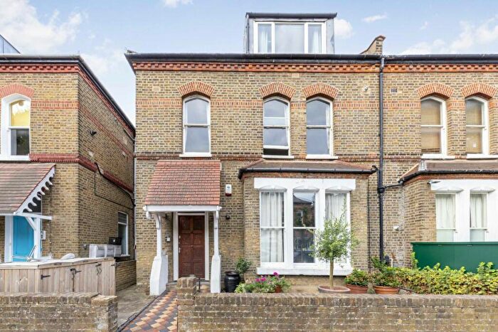 3 Bedroom Flat To Rent In Finsbury Park Road, London, N4