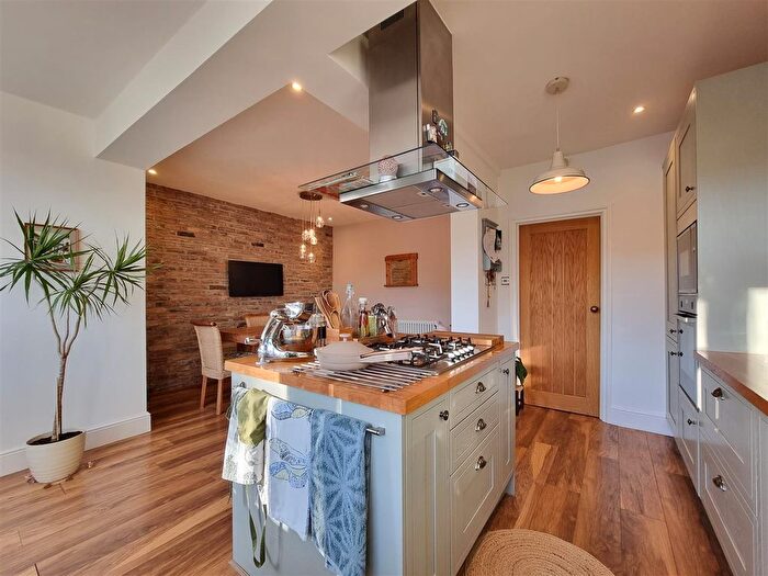 3 Bedroom Detached House For Sale In Collier Row Road, Romford, RM5