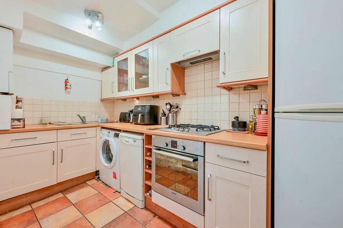 2 Bedroom Flat To Rent In Coningham Road, Shepherd's Bush, London, W12