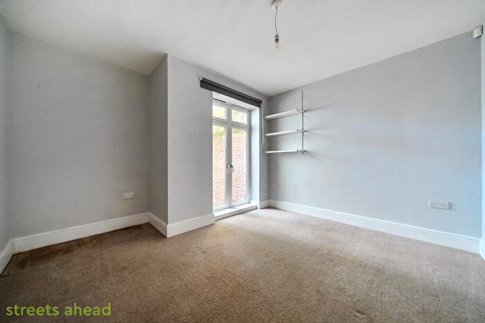2 Bedroom Apartment To Rent In Gayfere Place, London, SE25