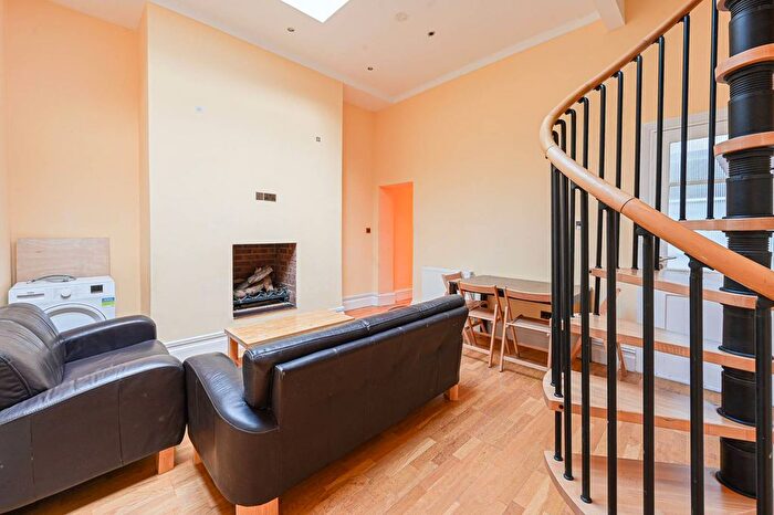 4 Bedroom Flat To Rent In Queens Gate, South Kensington, London, SW7