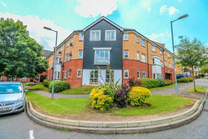 2 Bedroom Apartment To Rent In Plomer Avenue, Hoddesdon, EN11