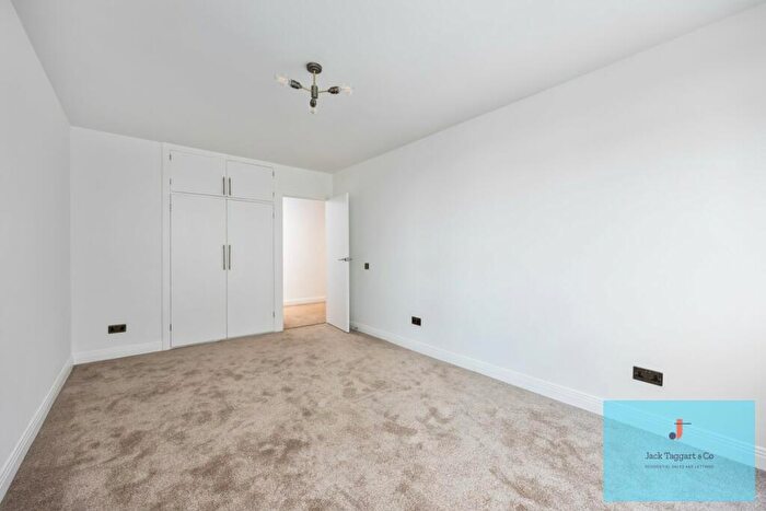 2 Bedroom Apartment To Rent In The Drive, Hove, BN3