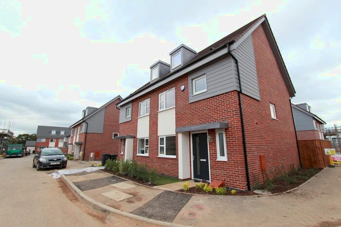 4 Bedroom Semi-Detached House To Rent In Summer Crescent, Beeston, NG9