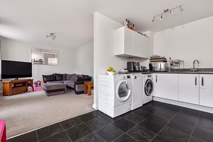2 Bedroom Flat For Sale In Dale Square, Havant, PO9