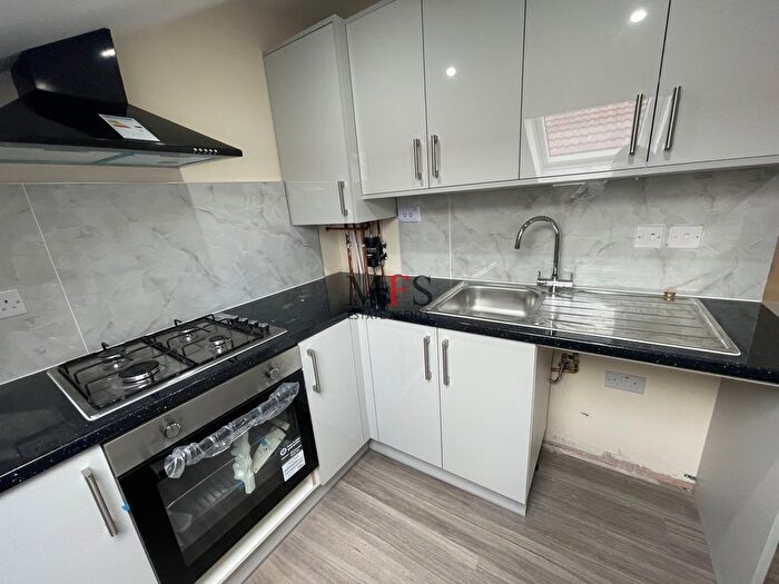 2 Bedroom Flat To Rent In King Street, Southall, UB2