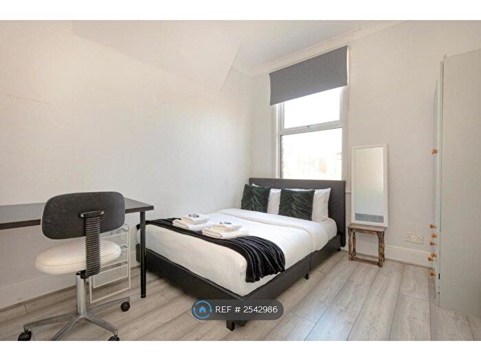 2 Bedroom Flat To Rent In High Road Leytonstone, Waltham Forest, London, E11
