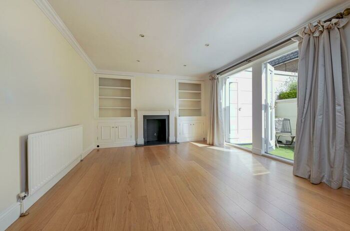3 Bedroom Flat To Rent In Hortensia Road, Chelsea, London, SW10